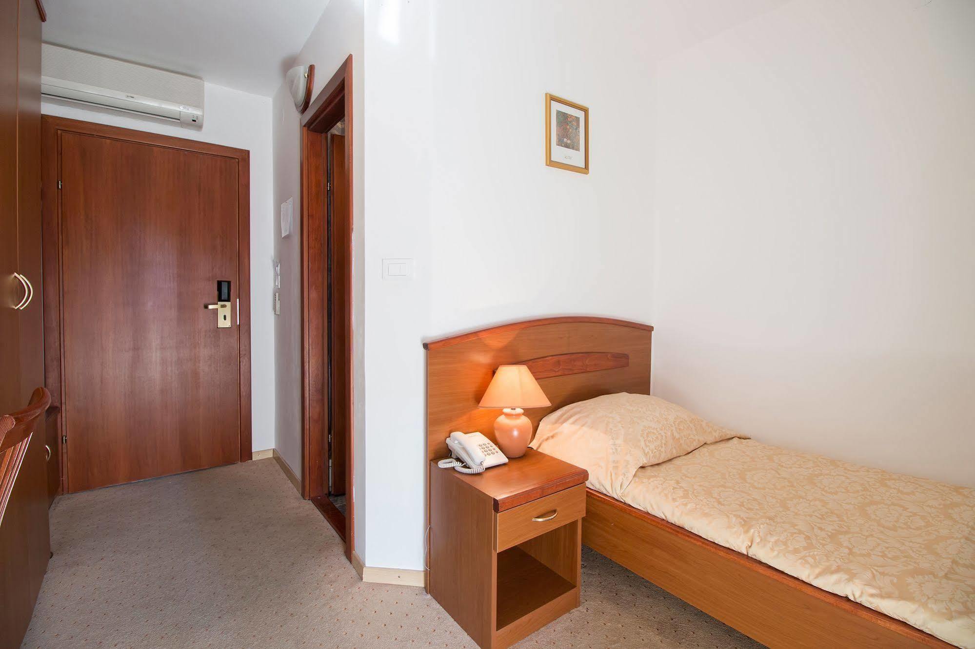 Hotel Hygge Биоград на Мору Екстериор снимка